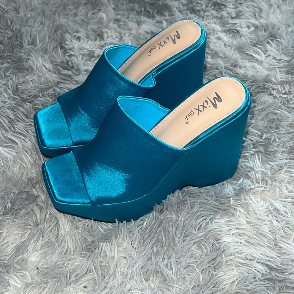 Size 8.5 Turquoise Heel